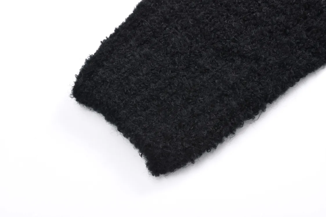 🅿️500 1v 23FW mirror logo intarsia sweater (pure black) originally purchased for 10,900, new color in 23 years, custom-woven and dyed sheep wool 55%, yak hair 21% nylon 20% Spandex 4% wool loop yarn, pure black loop yarn has high ductility and good elasticity. It is different from the non-elastic version on the market. The special washing process is very soft and skin-friendly. It is a 3-needle knitting process. The thickness of each stitch of the intarsia on the clothes logo is consistent with the original. The back logo is a mirror intarsia. The upper body is skin-friendly and versatile. Wear it in front of others. It is an autumn and winter item with strength. Size:S-M-L